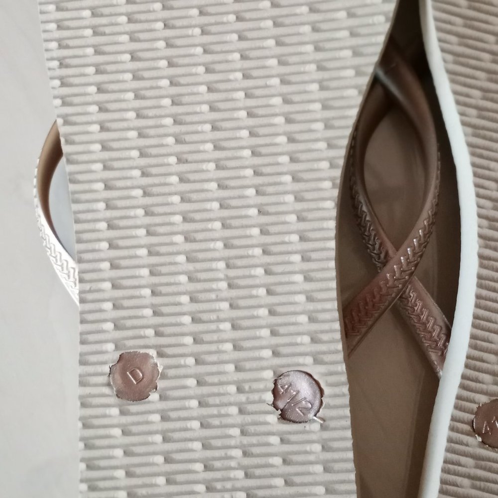 'havaianas' Slim Flip Flop NWT Size11/12 Matt Gold - Picture 6 of 9